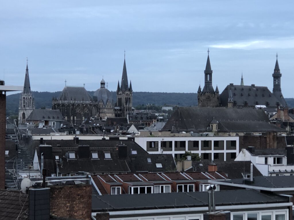 Blick auf Aachener Dom und Rathaus von Dachterrasse des Innside Hotels