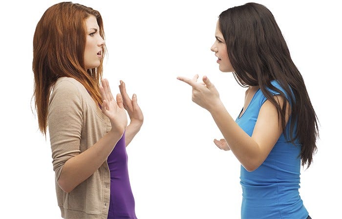 zwei streitende  junge Frauen