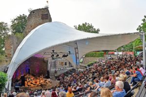 Freilichtbühne in alter Burgruine