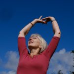 Frau vor blauem Himmel
