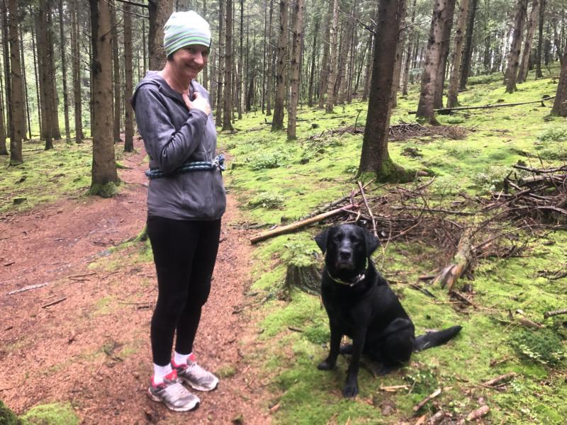 Frau mit schwarzem Labrador