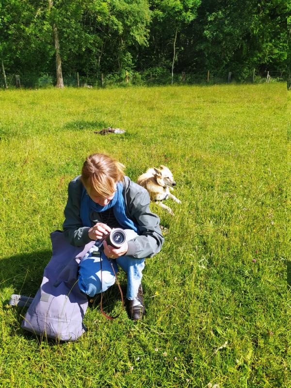 Fotografin wechselt in der Hocke den Akku.