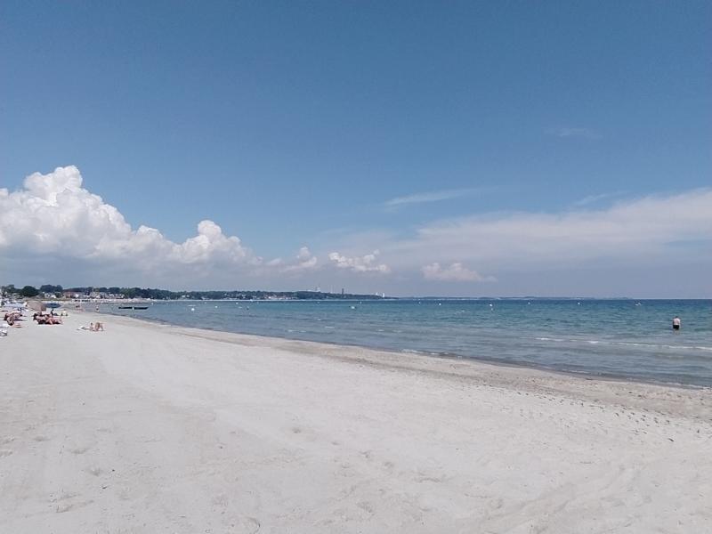 Langer leerer Strand mit Meer