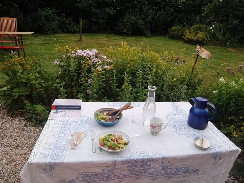 gedeckter Tisch im Garten