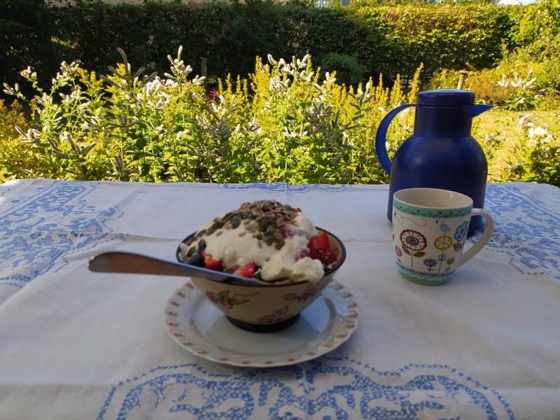 gedeckter Frühstückstisch im Garten