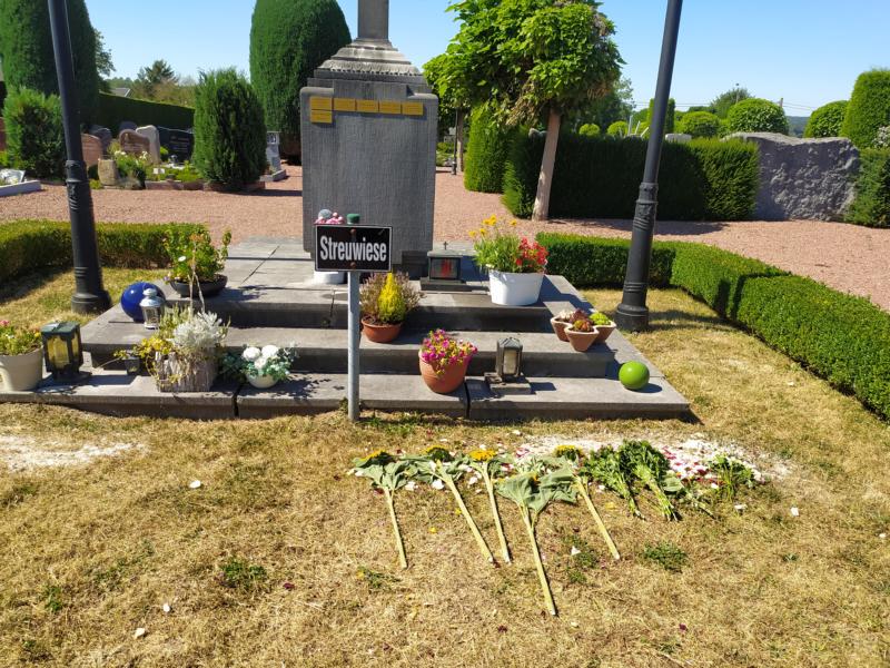 Streuwiese Friedhof mit frisch ausgestreuter Asche
