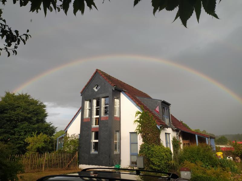 Einfamilienhaus mit Schindelerker unterm Regenbogen