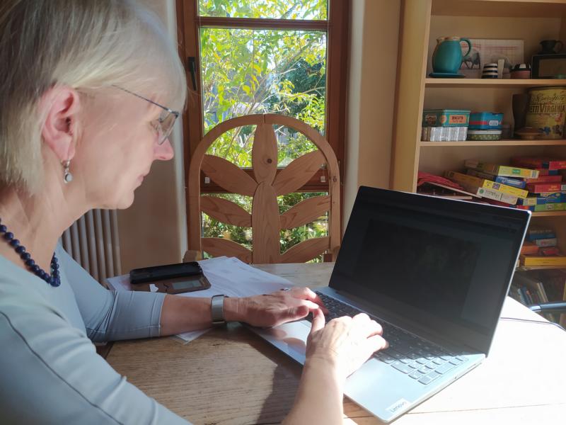 Frau am Laptop
