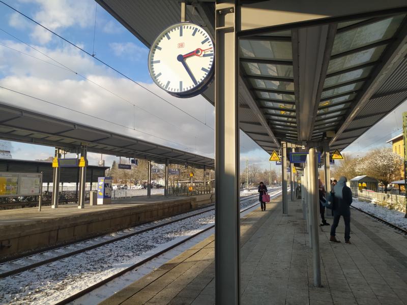 Bahnsteig mit Bahnhofsuhr