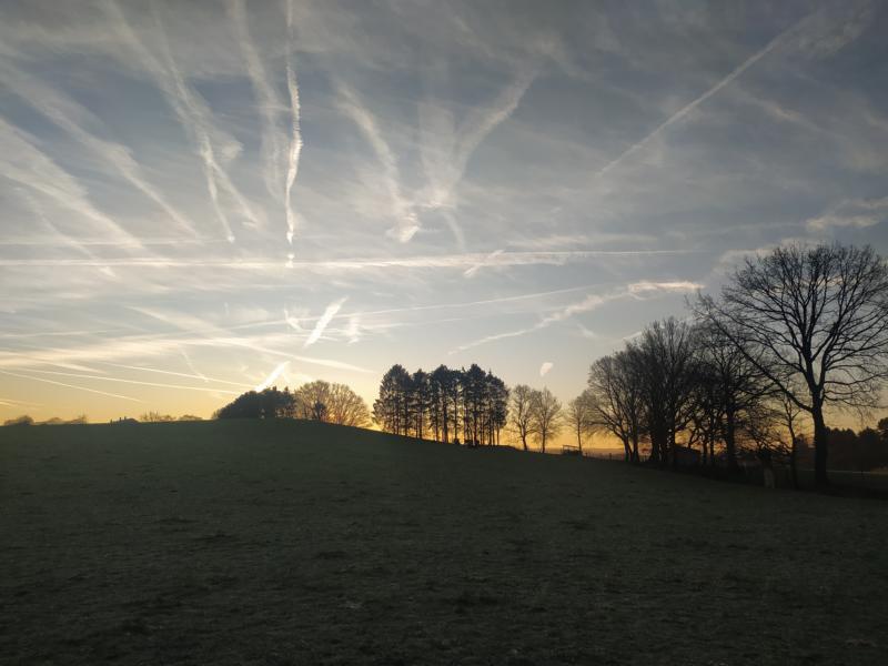 Sonnenaufgang hinter der Bergkuppe