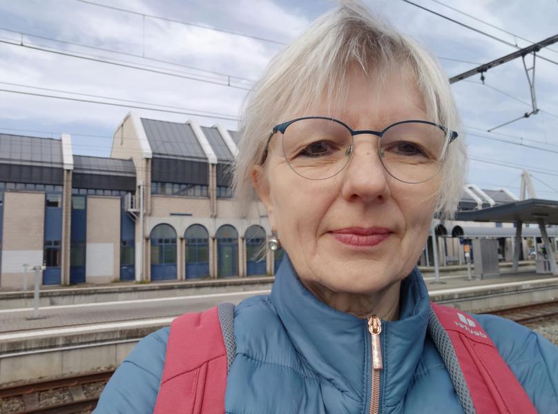 Frau am Welkenraether Bahnhof