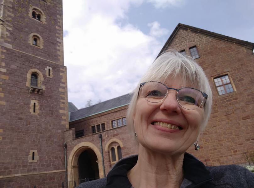 Frau vor dem Turm der Wartburg