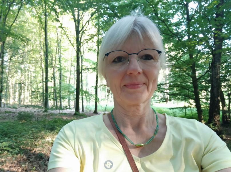 Frau im Wald