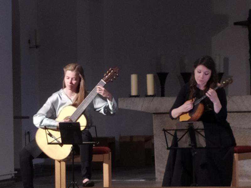 Mariia Smirnova und Dilyara Sagdeeva im Konzert mit Gitarre und Domra