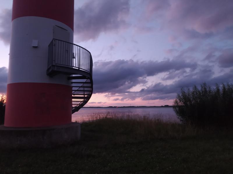 am Fuß des Leuchtturms an der Elbe bei Grünendeich